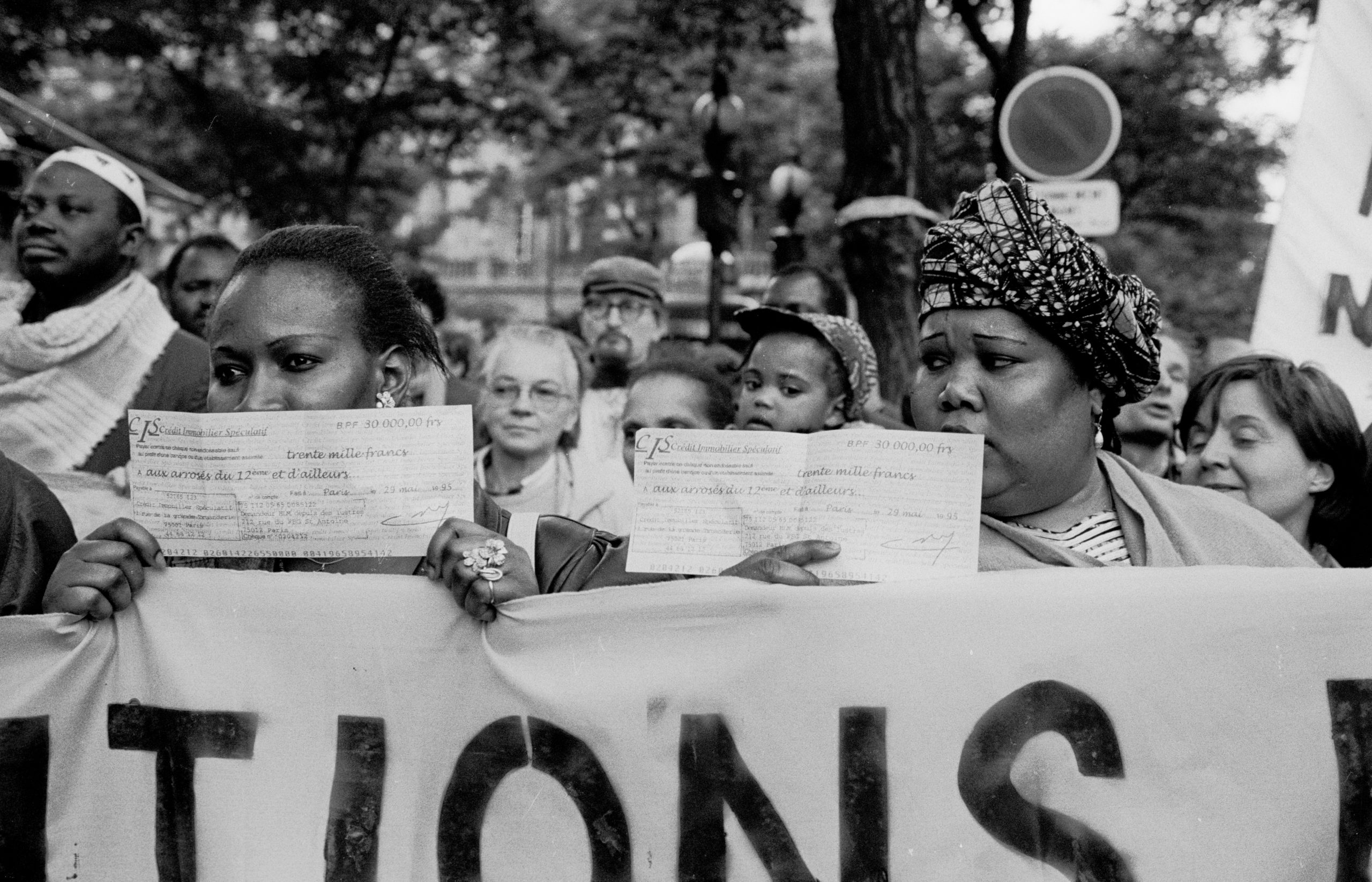 Manifestation du DAL (Droit Au Logement contre le système d'attribution des HLM de la ville de Paris par l'OPAC- Paris, 1995 - Photo : Isabelle GABRIELI