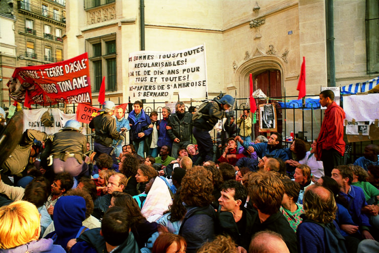 Evacuation de l'Eglise Saint-Bernard par les CRS du ministre Debré - Paris - 1996- Photo : isabelle GABRIELI
